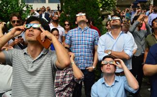 ¿Qué pasa si veo el eclipse solar anular de 2023 sin lentes especiales? Esto dice el IMSS