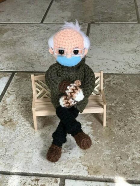Muñeco inspirado en Bernie Sanders recauda más de 40 mil dólares para ONG