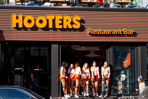¿Qué fue de la primera chica Hooters, Lynne Austin, que revolucionó el servicio de meseras?