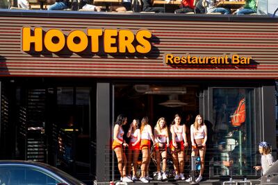 ¿Qué fue de la primera chica Hooters, Lynne Austin, que revolucionó el servicio de meseras?