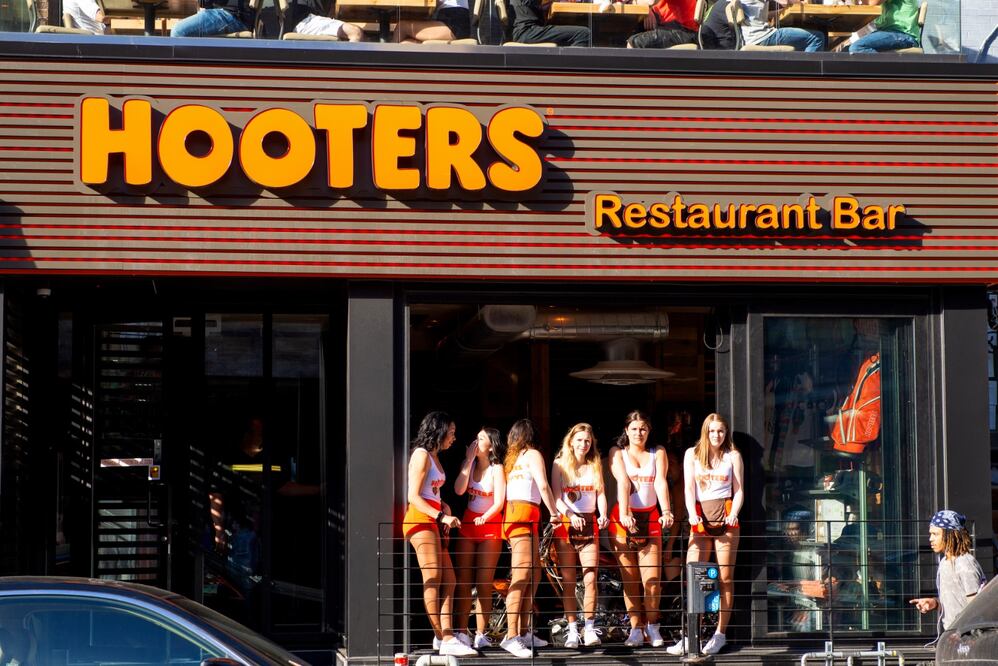 ¿Qué fue de la primera chica Hooters, Lynne Austin, que revolucionó el servicio de meseras? Foto: iStock /  PaulMcKinnon