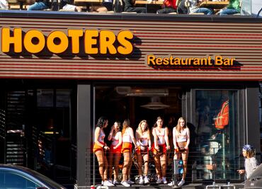 ¿Qué fue de la primera chica Hooters, Lynne Austin, que revolucionó el servicio de meseras?