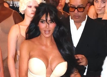 Kim Kardashian conquista con escote abierto en apertura de Skims en Nueva York