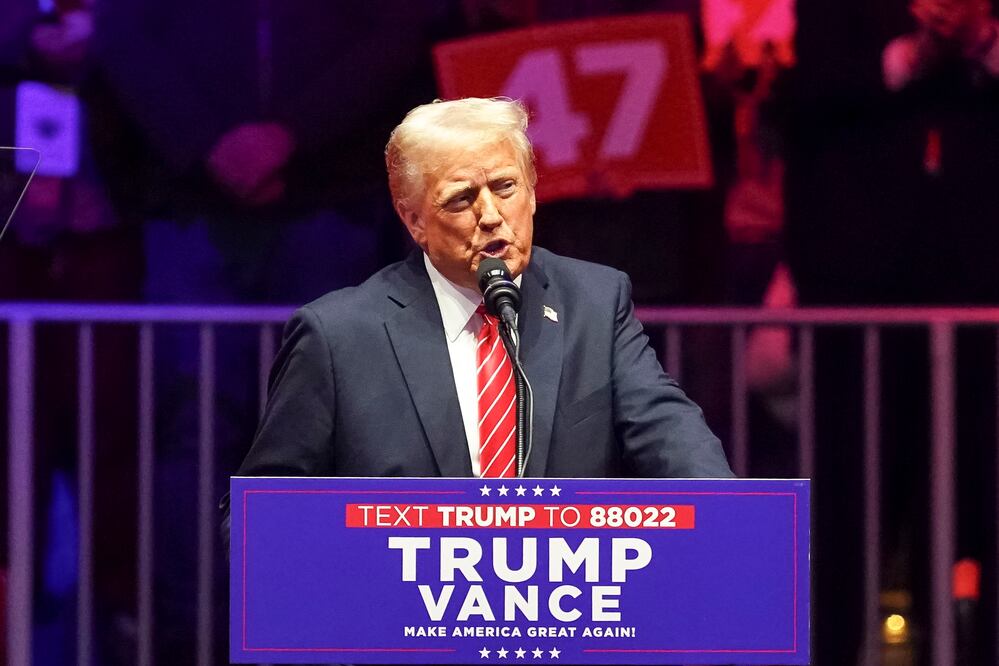 Trump busca acceso a datos del IRS para deportar inmigrantes, según CNN. Foto: EFE