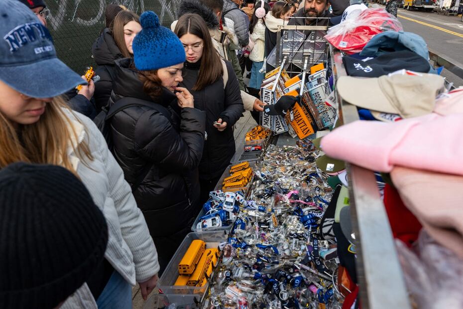 Tourists browse vendors (Photo by SPENCER PLATT / GETTY IMAGES NORTH AMERICA / Getty Images via AFP)