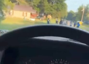 Automovilista se graba tratando de arrollar a niños afroamericanos en EU