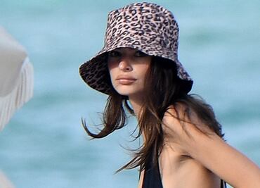 Emily Ratajkowski presume sus curvas con traje de baño negro en Miami