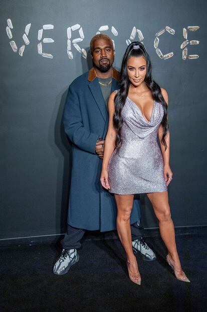 Kim Kardashian 'enciende' desfile en minivestido brillante