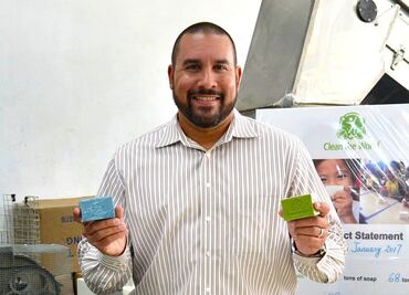 ¿Qué pasa con los jabones de hotel tras usarlos? Este hombre ayuda a niños
