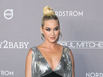 Katy Perry desborda sensualidad con corsé de encaje y escotazo en sesión de fotos