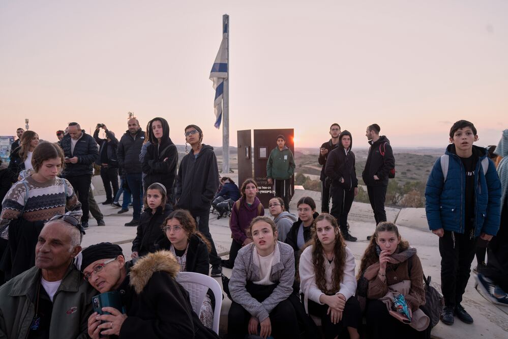 Israelíes ingresan a Gaza pese a prohibición; izan bandera y piden reocupar el territorio palestino. Foto: AP