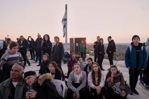 Israelíes ingresan a Gaza pese a prohibición; izan bandera y piden reocupar el territorio palestino