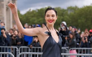 Gal Gadot presume toda su belleza con vestido de cuero backless en París