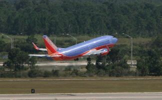 Hospitalizan a azafata tras ser golpeada por pasajera en avión en EU