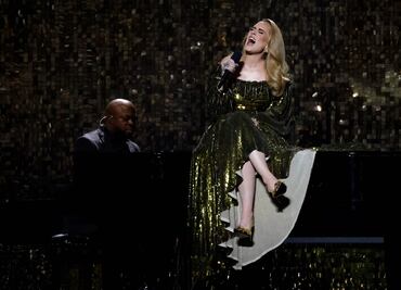 Adele pide que dejen de lanzar objetos en el escenario: "disfruten de la música, se los ruego"
