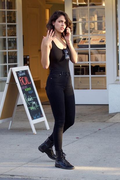 Eiza González presume silueta esbelta por Studio City con conjunto negro