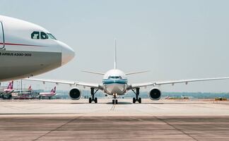 Arrestan a viajero por desplegar tobogán de emergencia de avión en EU