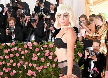 Lady Gaga impacta con tres vestidos y lencería en la MET Gala