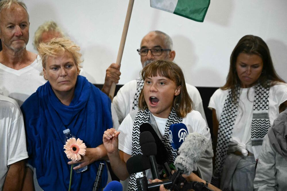Greta Thunberg denuncia: “Israel está intentando eliminar a una población entera” tras ser deportada a Grecia (Photo by Aris MESSINIS / AFP)
