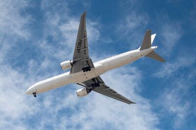 Acusan a mujer que agredió a musulmana en pleno a vuelo a Detroit