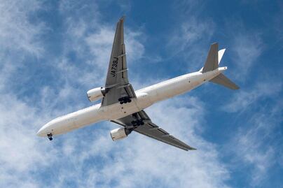 Acusan a mujer que agredió a musulmana en pleno a vuelo a Detroit