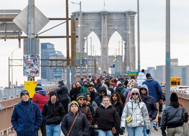 Retiran a vendedores ambulantes del icónico Puente de Brooklyn en Nueva York