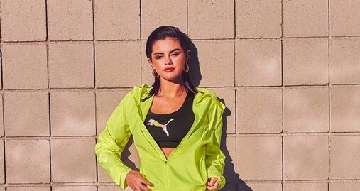 Selena Gomez conquista con belleza y leggings en sesión de fotos