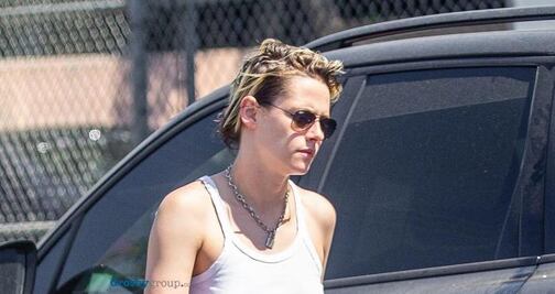 Kristen Stewart pasea con leggings y braless en Los Ángeles