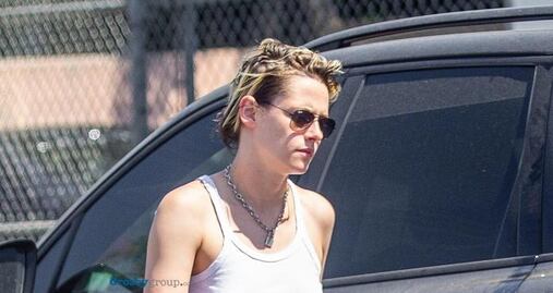 Kristen Stewart pasea con leggings y braless en Los Ángeles