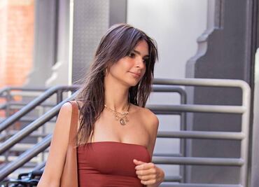 Emily Ratajkowski y el minivestido rojo con el que lució su silueta 'imposible'