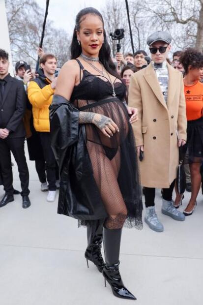 Rihanna abraza su embarazo y arrasa en París con lencería y vestido transparente