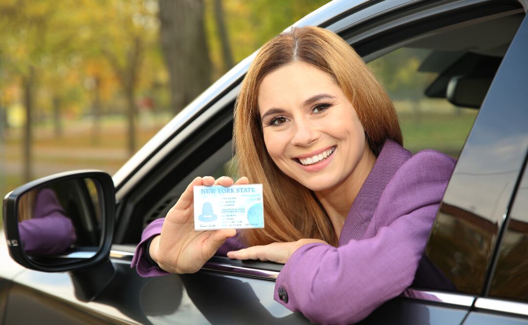 ¿Cómo puedo convertir mi licencia de conducir tradicional en permanente Guía rápida y sencilla. Foto: Canva