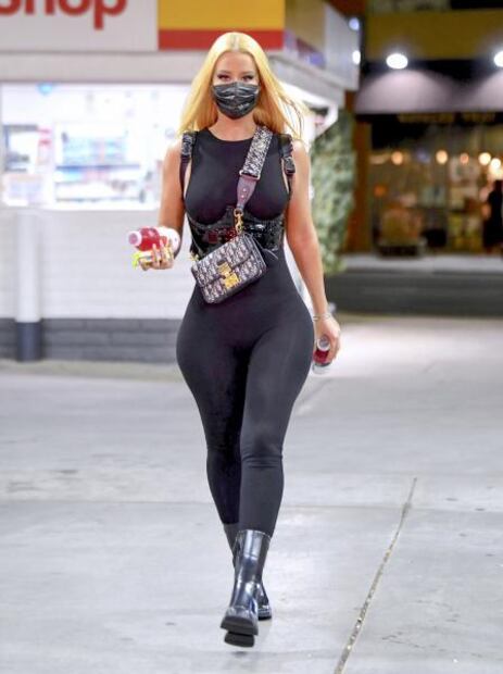 Iggy Azalea presume curvas en catsuit al estilo 'Gatúbela'