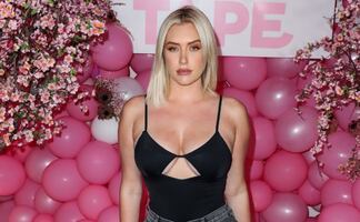 Stassie Karanikolaou delinea sus curvas con pareo y traje de baño 