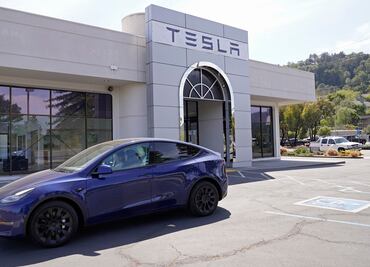 Tesla en piloto automático se estrella contra patrulla en Washington