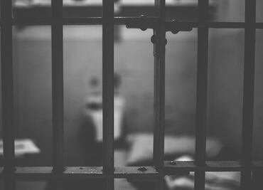 Condenan a mujer que vendió a su hija de 6 años por unos tenis en EU