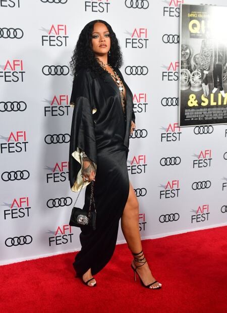 Rihanna conquista Hollywood con vestido de raja al estilo 'braless'