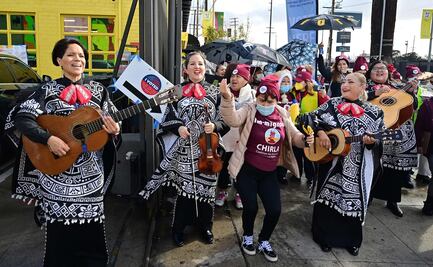 Con mariachi alientan a comunidades latinas a votar en Los Ángeles  