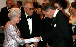 El día que la reina Isabel 'llegó' en paracaídas con James Bond al Estadio Olímpico