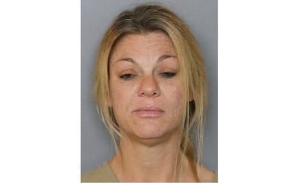 Detienen a mujer por nadar sin ropa en alberca de un extraño en Florida