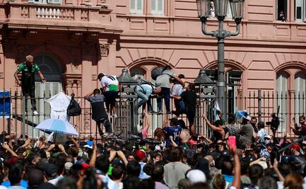 Maradona. Cambian de lugar el féretro por incidentes en la Casa Rosada
