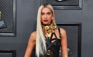 Dua Lipa presume silueta ‘irreal’ con catsuit de satén rosa