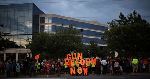 Exigen estadounidenses leyes de armas más restrictivas