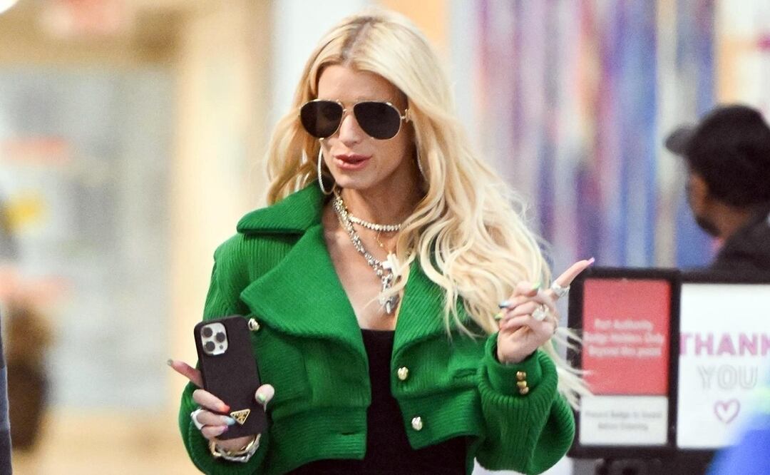 Jessica Simpson mostró su cuerpo muy delgado con un par de pantalones de cuero y una chaqueta verde recortada. Foto: Grosby Group