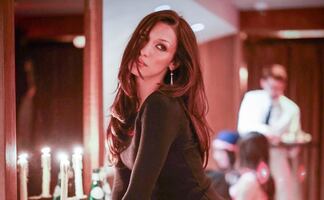 Bella Hadid luce su ‘figura de sirena’ en diminuto bikini azul y deslumbra 