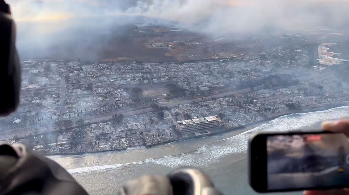 Alerta de Evacuación: Habitantes de Maui en Carrera Contra el Fuego y los Elementos. (Photo by Richard Olsten / AFP)