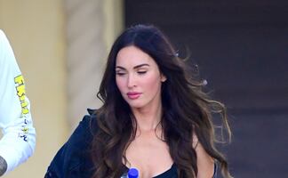 Megan Fox impacta con bralette negro junto a su nuevo novio