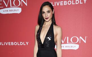 Gal Gadot presume bikini junto a la piscina y 'roba' todas las miradas 