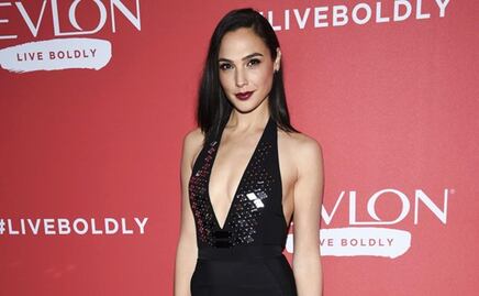 Gal Gadot presume bikini junto a la piscina y 'roba' todas las miradas 
