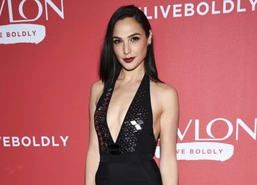 Gal Gadot presume bikini junto a la piscina y 'roba' todas las miradas